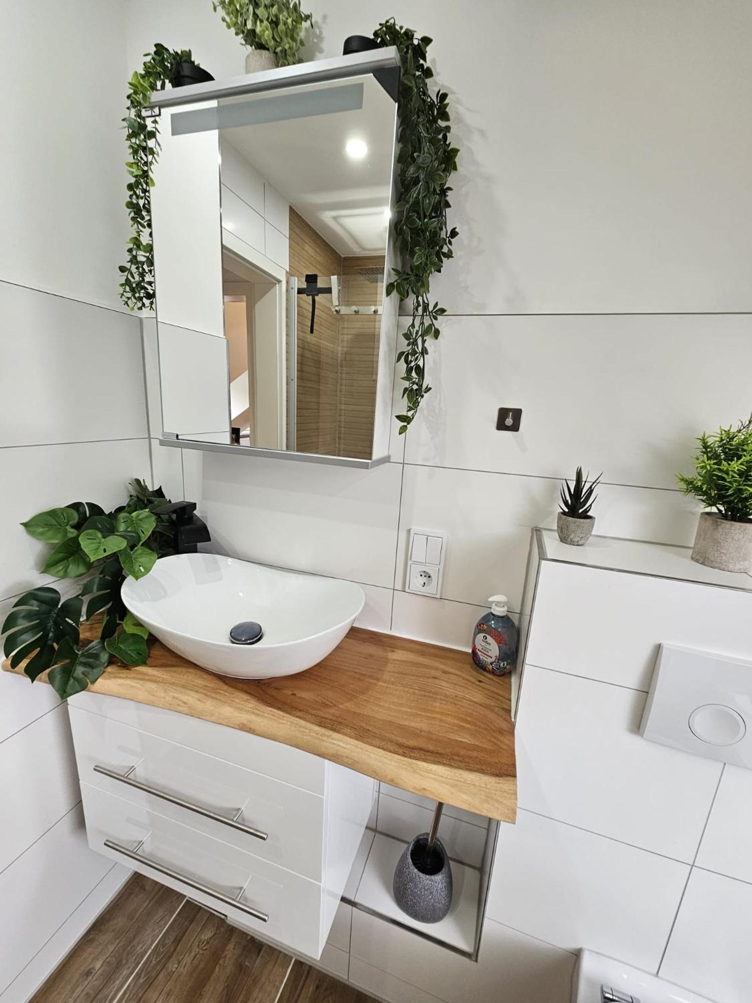 Tautraum Suite Mit Whirlpool Und Gruenem Ausblick Wilhelmshaven Exteriör bild
