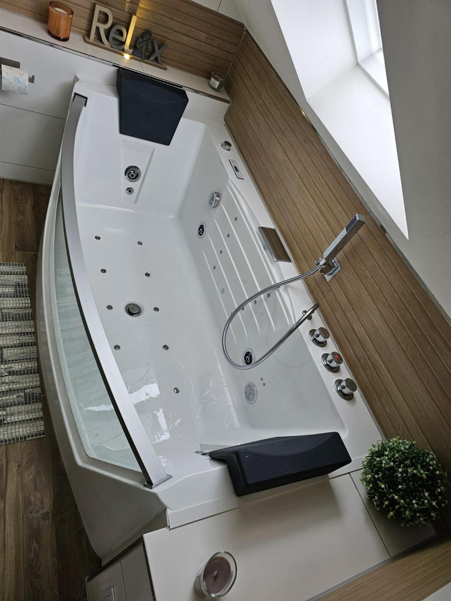 Tautraum Suite Mit Whirlpool Und Gruenem Ausblick Wilhelmshaven Exteriör bild